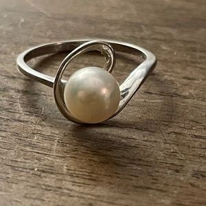 Genuine pearl and silver ring